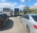 Мусоровоз и легковушка столкнулись в Южно-Сахалинске: поиск очевидцев