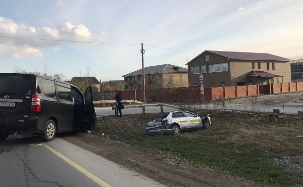 Три автомобиля столкнулись на перекрестке в Южно-Сахалинске