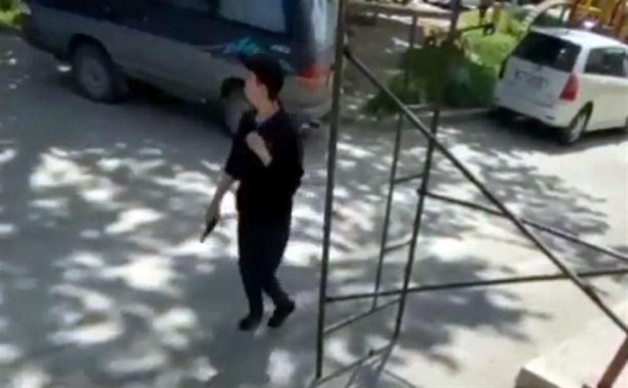 Южносахалинцы сообщают о мужчине, который бродит по городу с пистолетом в руке