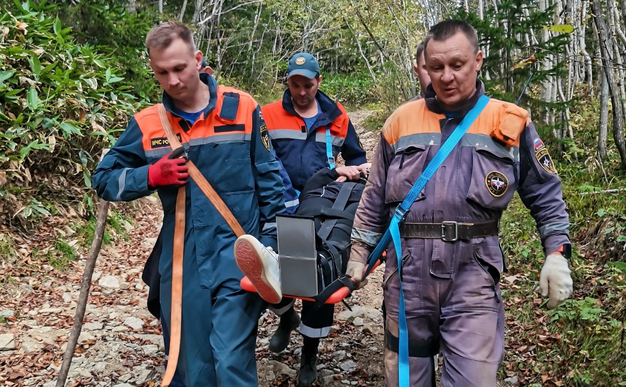 На Сахалине туристку с травмой ноги пять километров несли с горы на носилках 