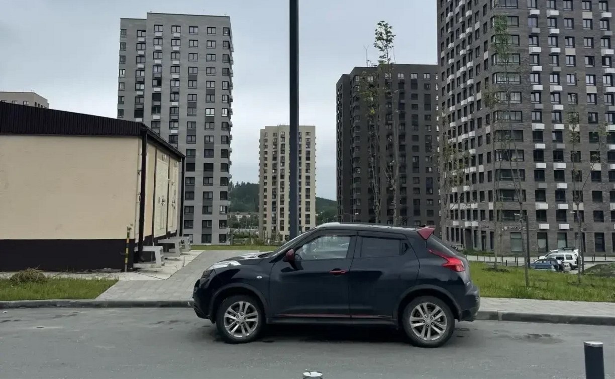В ЖК "Уюн" неизвестный автомобиль повредил припаркованный Juke и скрылся - поиск очевидцев 