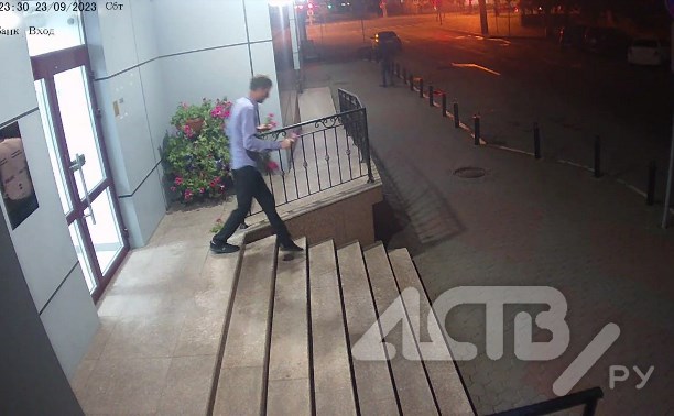 Пьяный романтик оборвал цветочную клумбу в Южно-Сахалинске и попал на видео