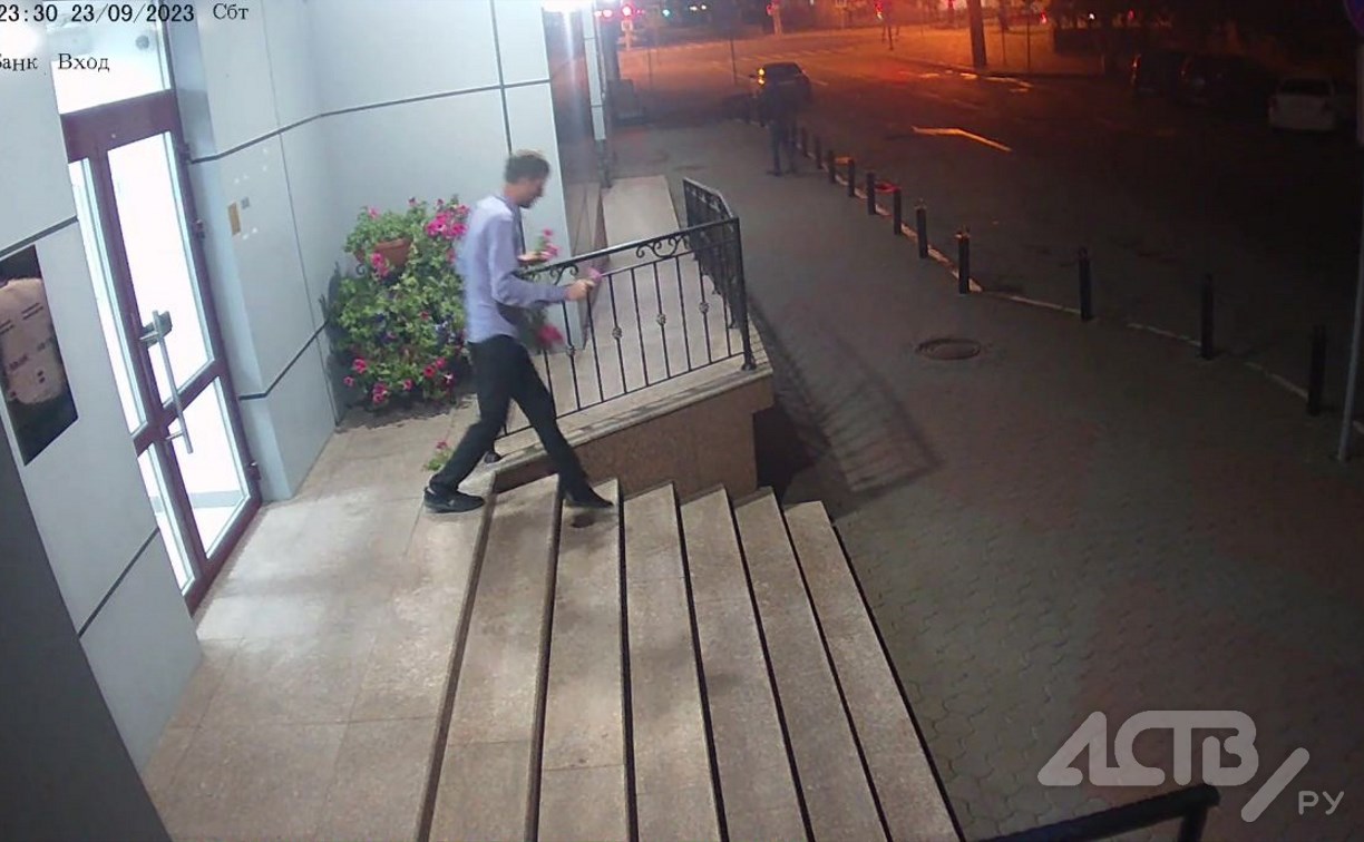 Пьяный романтик оборвал цветочную клумбу в Южно-Сахалинске и попал на видео