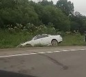 Toyota Mark II врезалась в дорожное ограждение в Долинском районе