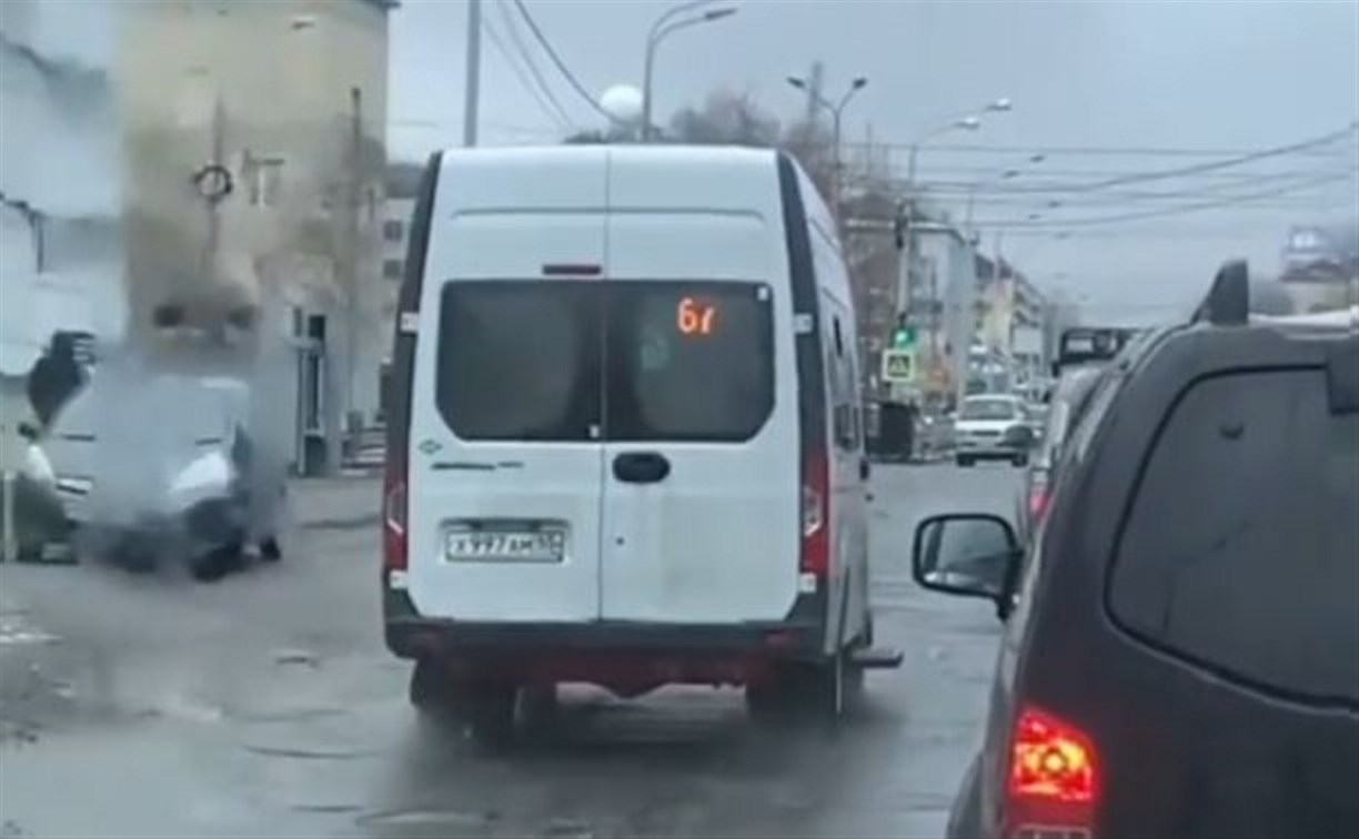 Водитель автобуса в Южно-Сахалинске провёз пассажиров по "встречке"