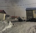 Улицы и порт почернели в Северо-Курильске во время пеплопада