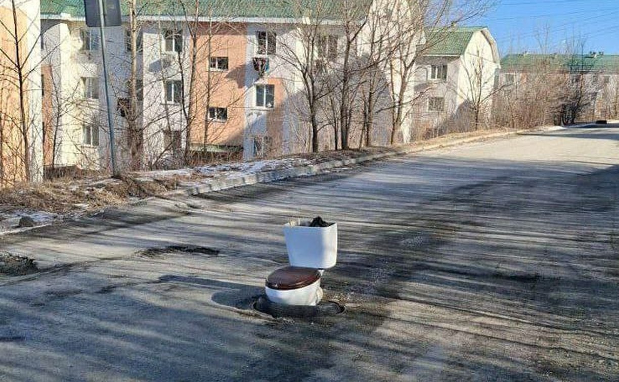 Опасный колодец "прикрыли" унитазом в Приморье