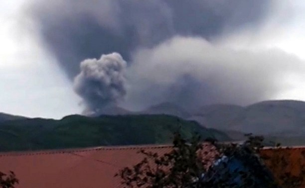 Опасно для жизни: вулкан на Северных Курилах стал выбрасывать бомбы большого диаметра