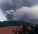 Опасно для жизни: вулкан на Северных Курилах стал выбрасывать бомбы большого диаметра