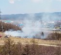 "Живём как на пороховой бочке": огонь с оврага на юге Сахалина перекинулся на частную территорию