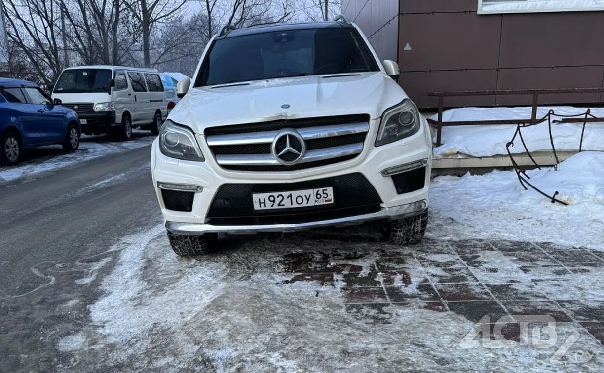 В Южно-Сахалинске водитель Mercedes "подпёр" многоэтажку