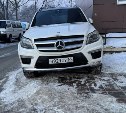 В Южно-Сахалинске водитель Mercedes "подпёр" многоэтажку