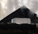 В Южно-Сахалинске сгорел трёхквартирный дом, люди успели эвакуироваться