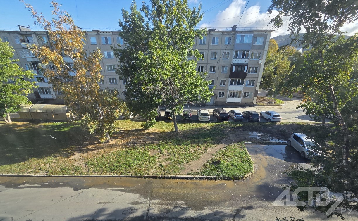 "Фонтаны" в подвале и во дворе: коммунальную аварию третий день устраняют в Южно-Сахалинске