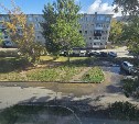 "Фонтаны" в подвале и во дворе: коммунальную аварию третий день устраняют в Южно-Сахалинске