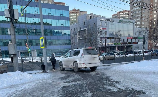 Появилось видео с автоледи на Prado в Южно-Сахалинске, которая трансформировалась в пешехода