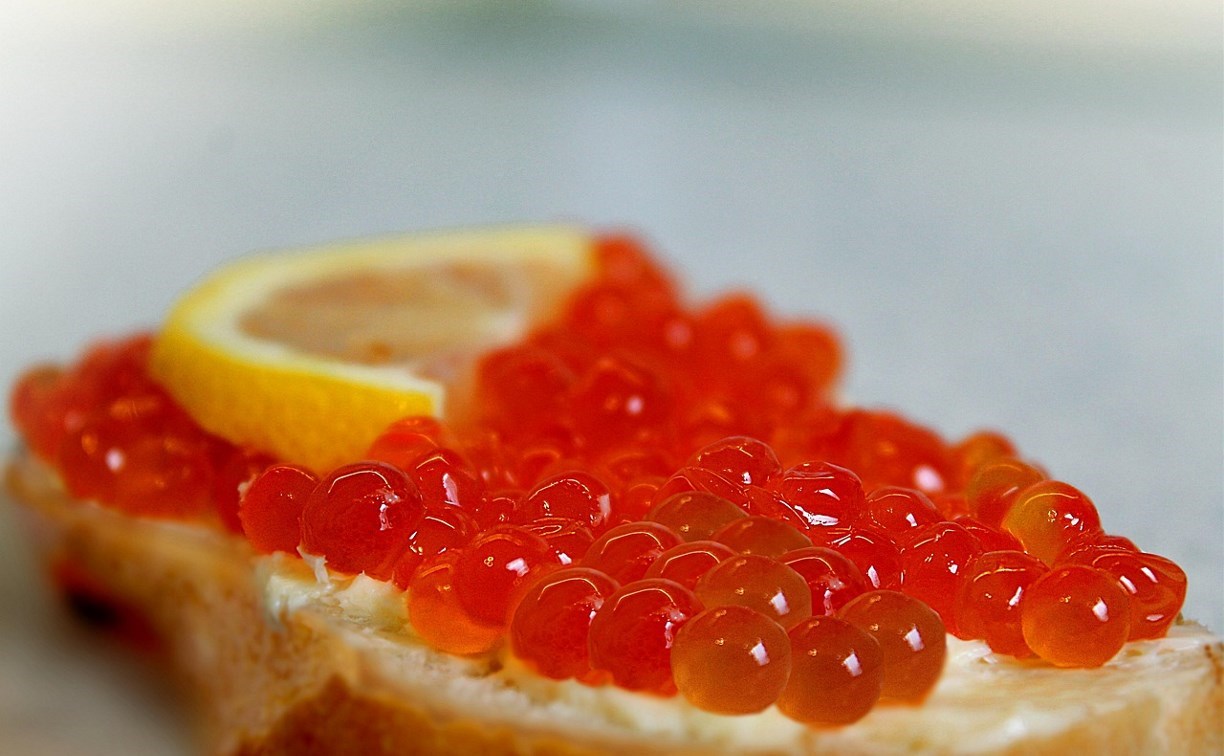 Цены на красную икру в России за год выросли на треть