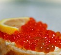 Цены на красную икру в России за год выросли на треть