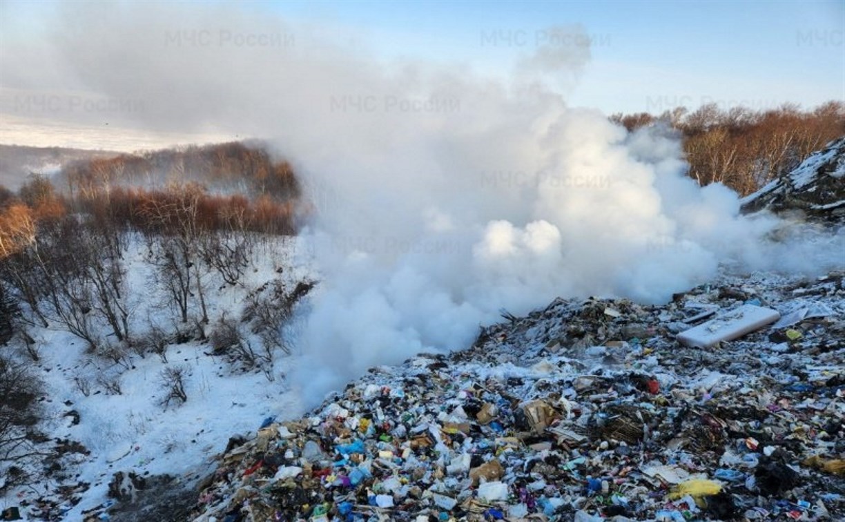 Свалка с видом на море на Сахалине горела второй раз за два дня 