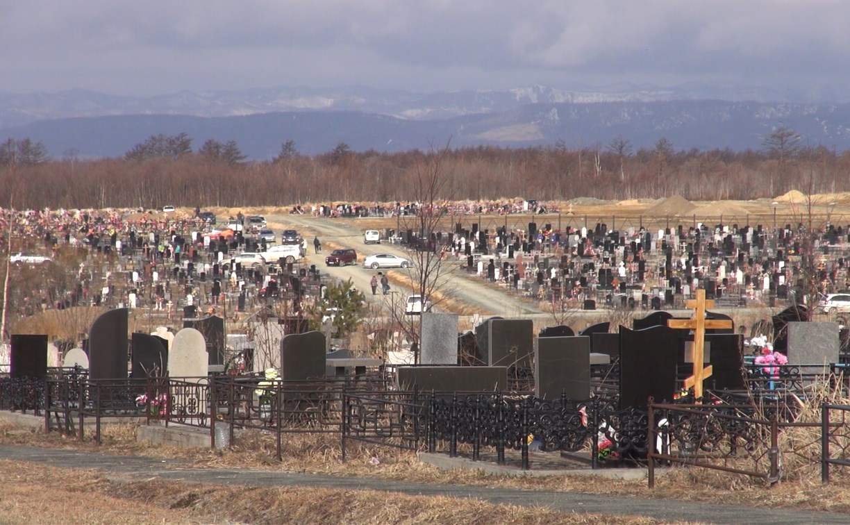 Тысячи южносахалинцев отправились на кладбища в родительский день 