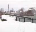 Опора для электропроводов упала на металлический забор частного дома в Южно-Сахалинске