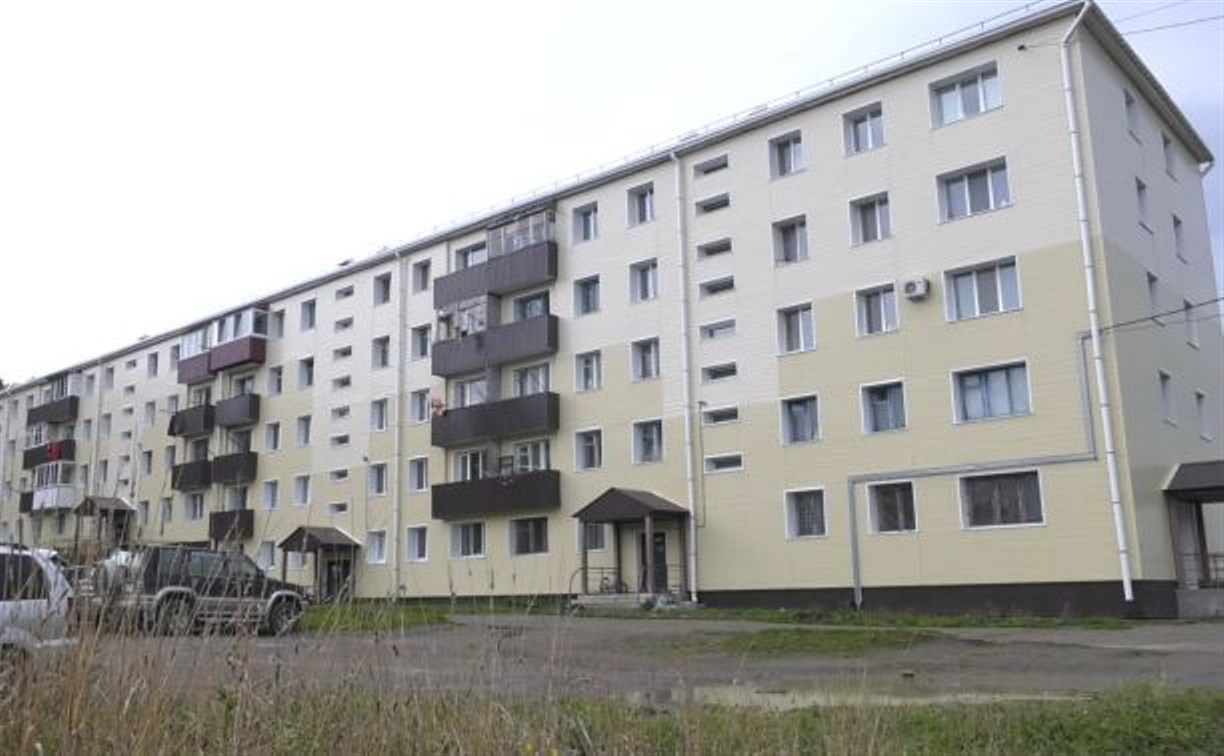Жильцам дома в Корсаковском районе пять раз меняли трубы, но тепло там так и не стало