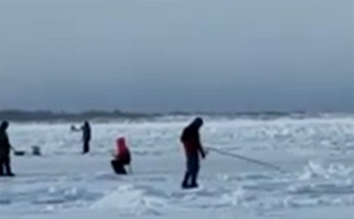 Рыболовы со спиннингом на зимней рыбалке насмешили сахалинцев