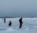 Рыболовы со спиннингом на зимней рыбалке насмешили сахалинцев