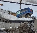 "Как он мог туда попасть?": автомобиль повис на дачном заборе в Углегорске