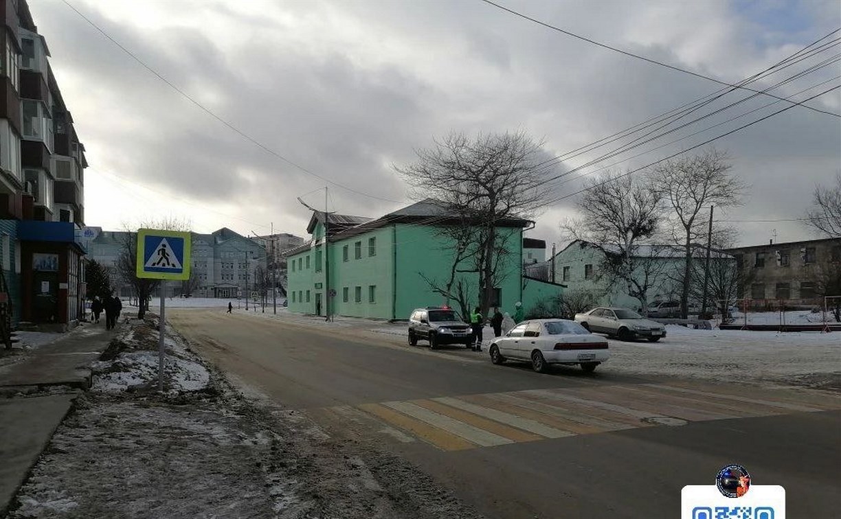 79-летняя водитель в Корсакове сбила 72-летнего пешехода на "зебре" 