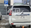 Очевидцы: "Автохам занял место инвалида на парковке у "Столицы" и обматерил людей за замечание