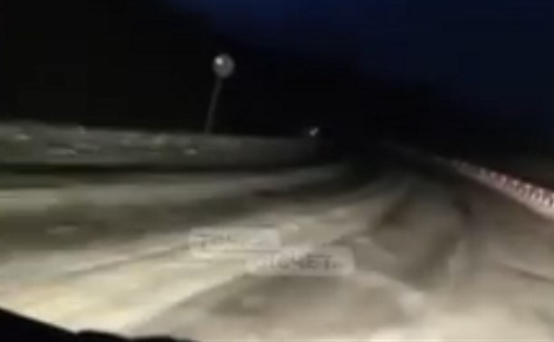 Зима близка: гололед на трассе сковал дорогу в Поронайском районе