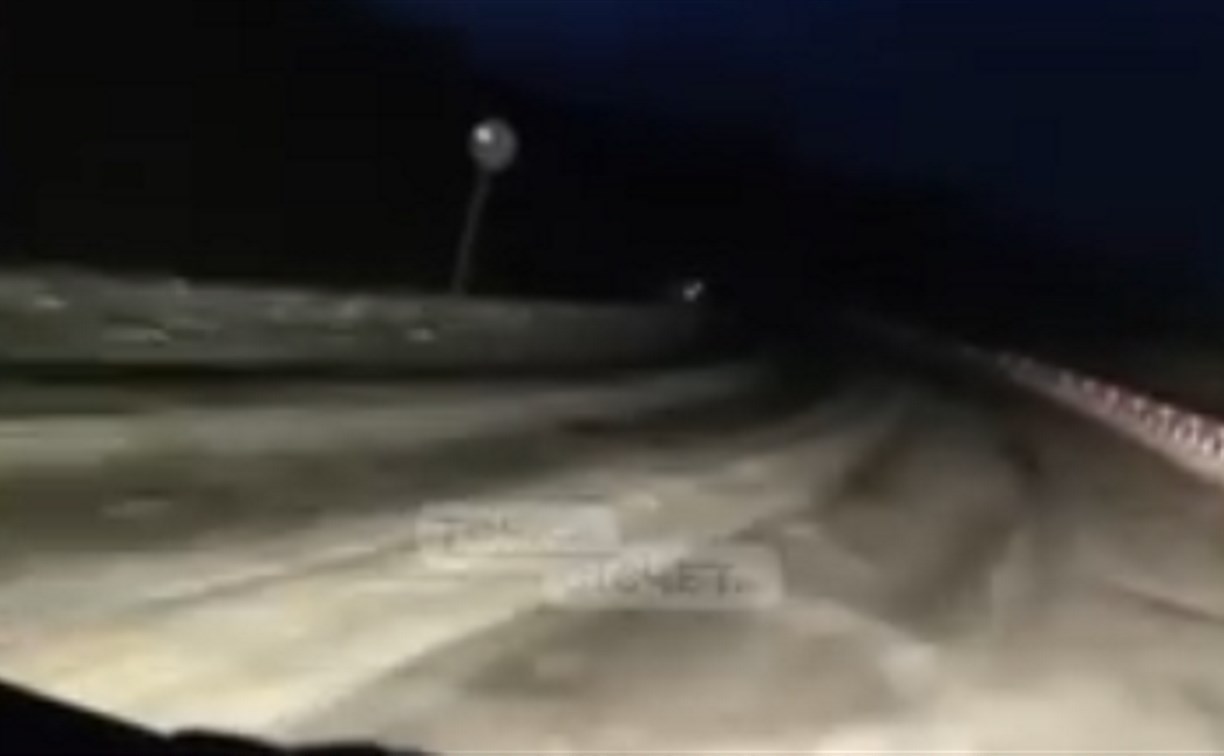 Зима близка: гололед на трассе сковал дорогу в Поронайском районе