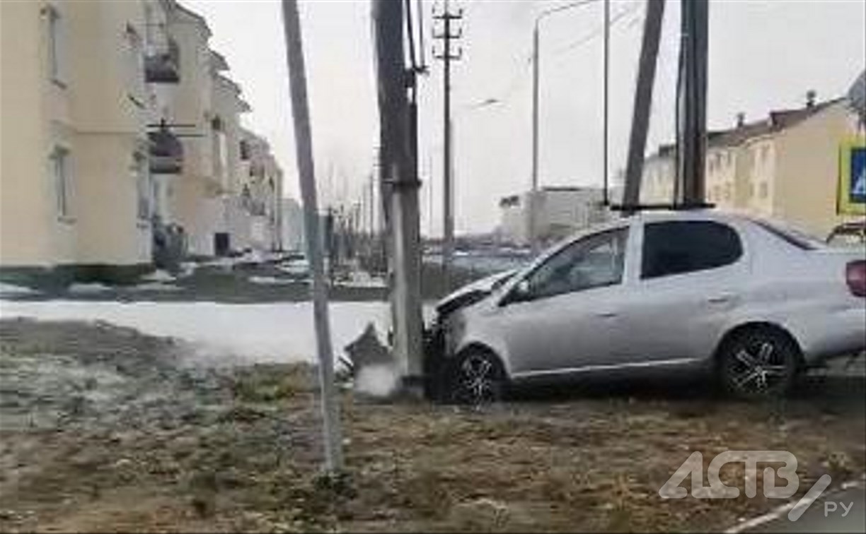 "Тойота" врезалась в столб после столкновения с "Нивой" в Дальнем