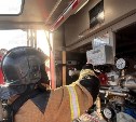 Дачный домик в районе питомника вспыхнул утром в Макарове 