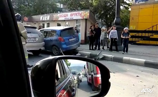 В Южно-Сахалинске ДТП из двух «Тойот» осложнило проезд по проспекту Победы