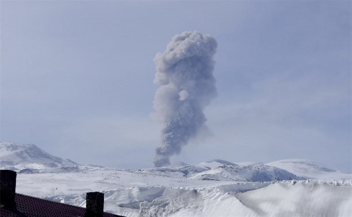 Вулкан Эбеко устроил себе бурные выходные