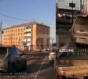 "Очередной VIP": автохам проехал на красный возле здания полиции в Долинске