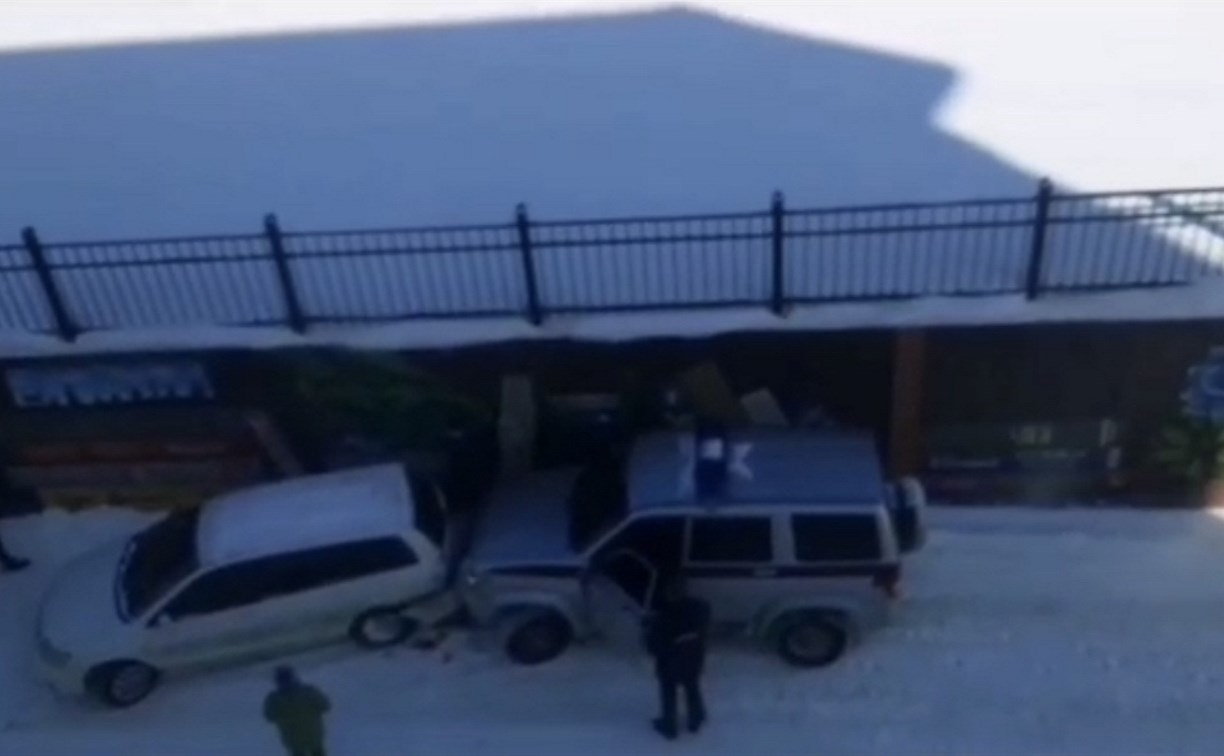 Росгвардейцы хотели помочь сахалинке вытащить машину из снега, но попали в аварию