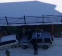 Росгвардейцы хотели помочь сахалинке вытащить машину из снега, но попали в аварию