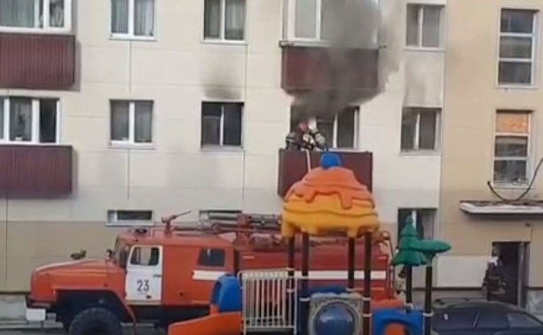 Дым валил из всех окон: пожарные через балкон тушили квартиру в Долинске