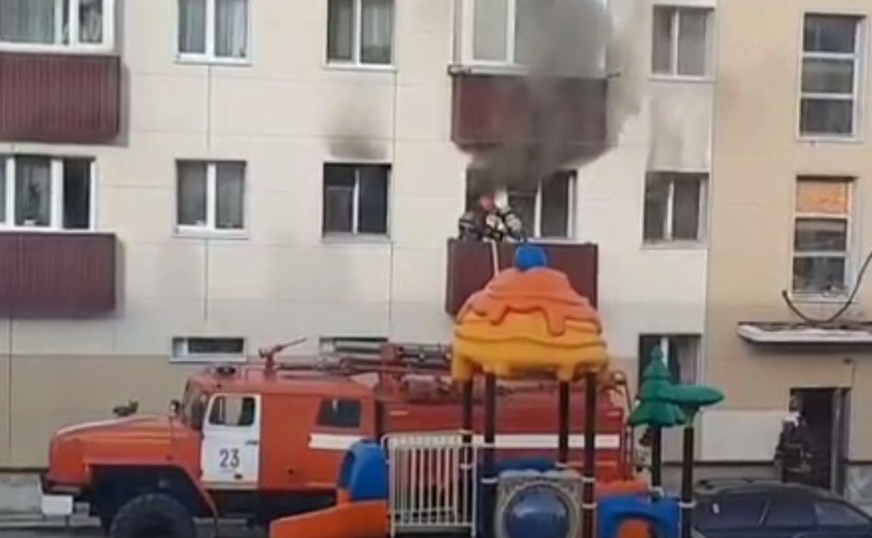 Дым валил из всех окон: пожарные через балкон тушили квартиру в Долинске