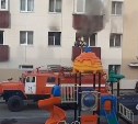 Дым валил из всех окон: пожарные через балкон тушили квартиру в Долинске