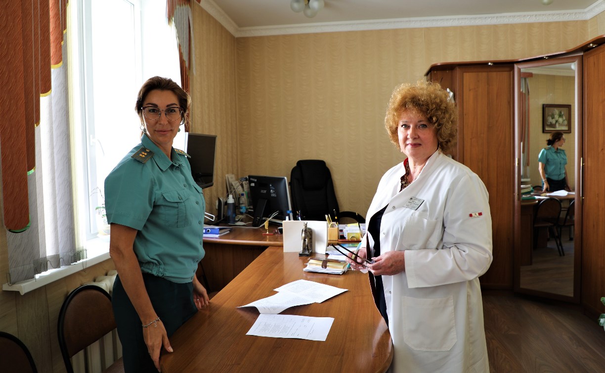 Сахалинские таможенники передали конфискованные предметы первой необходимости в больницу