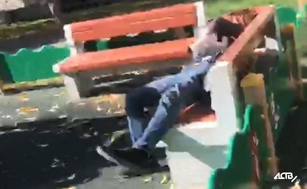 Пьяный отдыхающий устроился на лавочке во дворе недалеко от детсада в Южно-Сахалинске