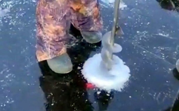 "Трёхместный бур": сахалинские рыбаки помогают рыбачкам спасать утонувшие удочки