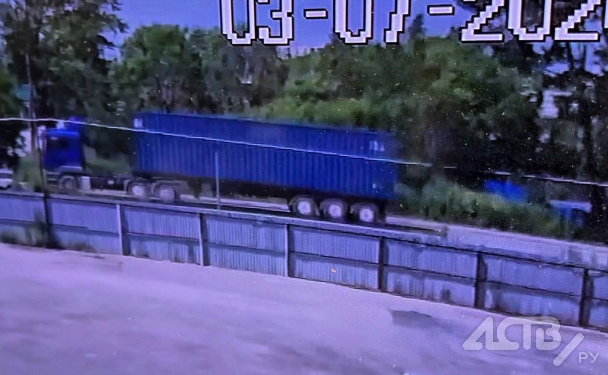 Появилось видео смертельного ДТП в Южно-Сахалинске с участием велосипедиста и большегруза