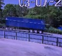 Появилось видео смертельного ДТП в Южно-Сахалинске с участием велосипедиста и большегруза
