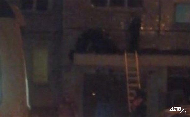 В Южно-Сахалинске мужчина вышел из дома в окно третьего этажа