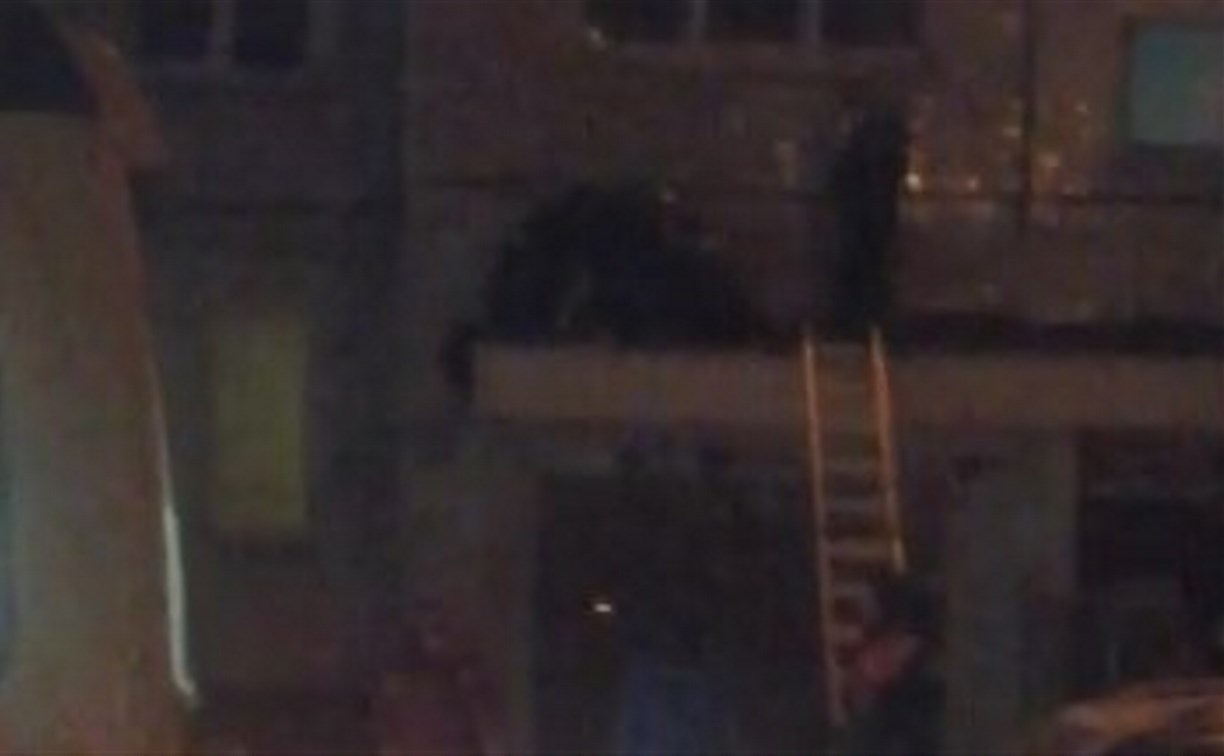В Южно-Сахалинске мужчина вышел из дома в окно третьего этажа